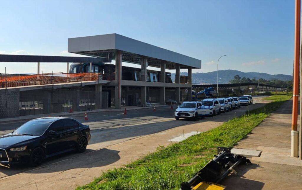 Aeromóvel e trilhos no Terminal 1 do Aeroporto de Guarulhos, em São Paulo