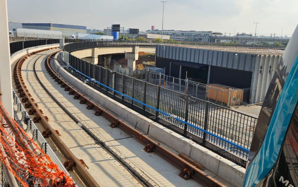 Trilhos do People Mover, que vai ligar o aeroporto de Guarulhos à estação da CPTM