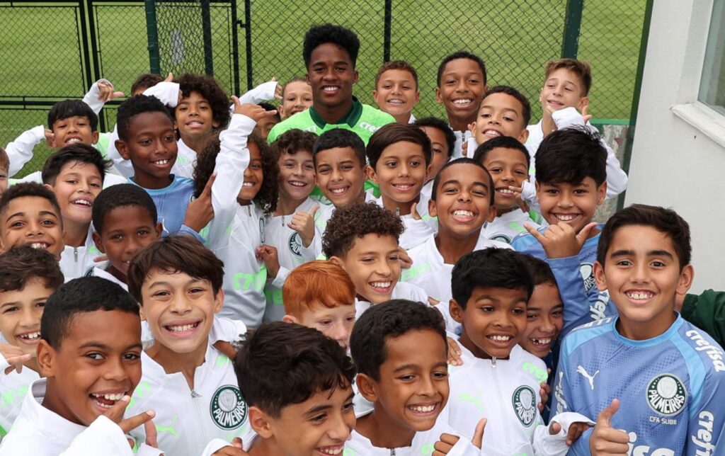 Endrick em visita ao CT do Palmeiras, em Guarulhos