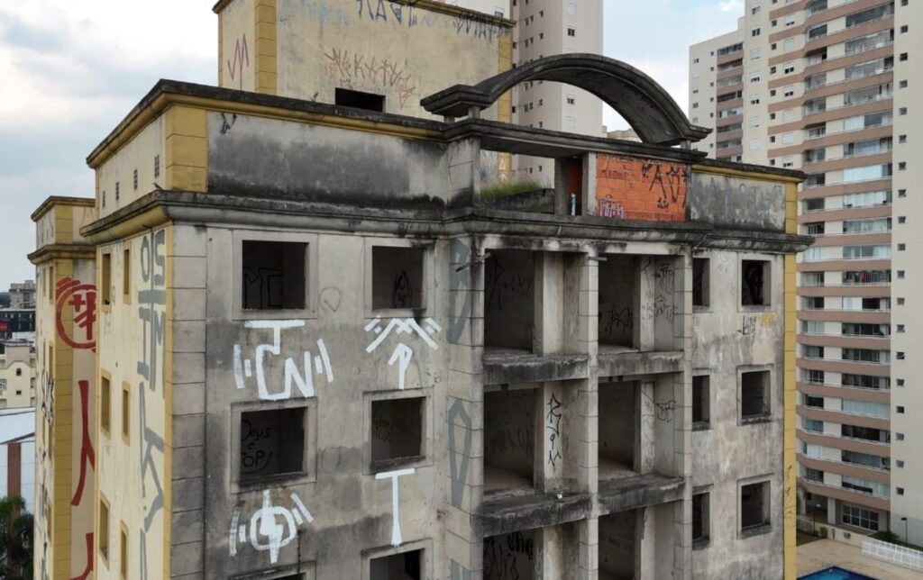 Vídeo exclusivo revela situação atual do prédio abandonado da família Néfi Tales