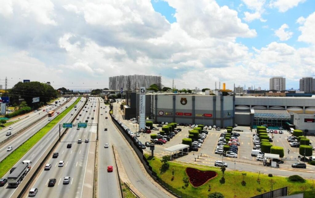 Internacional Shopping Guarulhos, bem ao lado da Rodovia Presidente Dutra