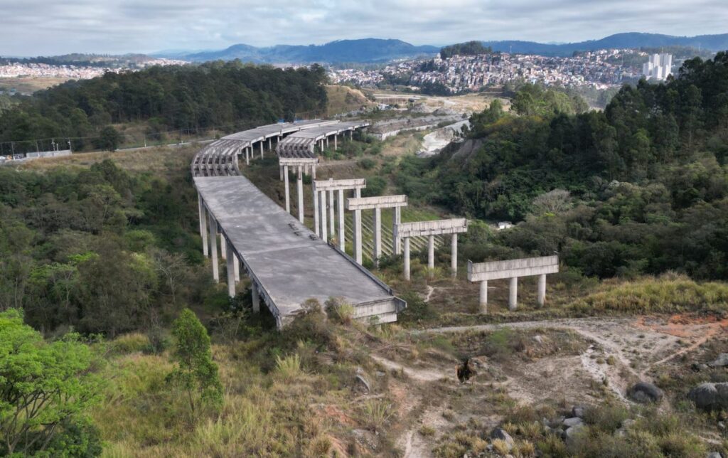 Viaduto abandonado do Rodoanel Norte, em trecho que passa pela avenida Raimundo Pereira de Magalhães