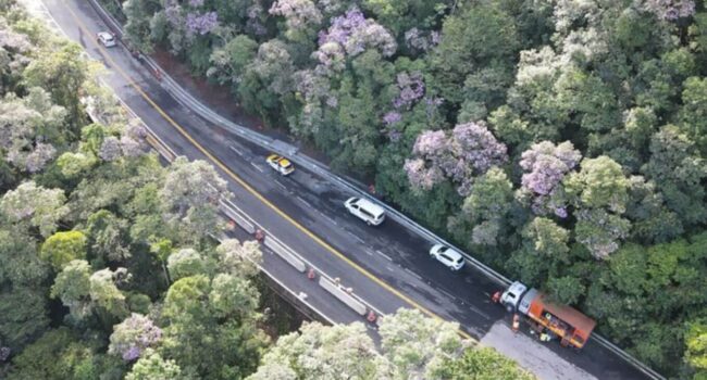 Imagem aérea de rodovia no litoral paulista, agora sob concessão