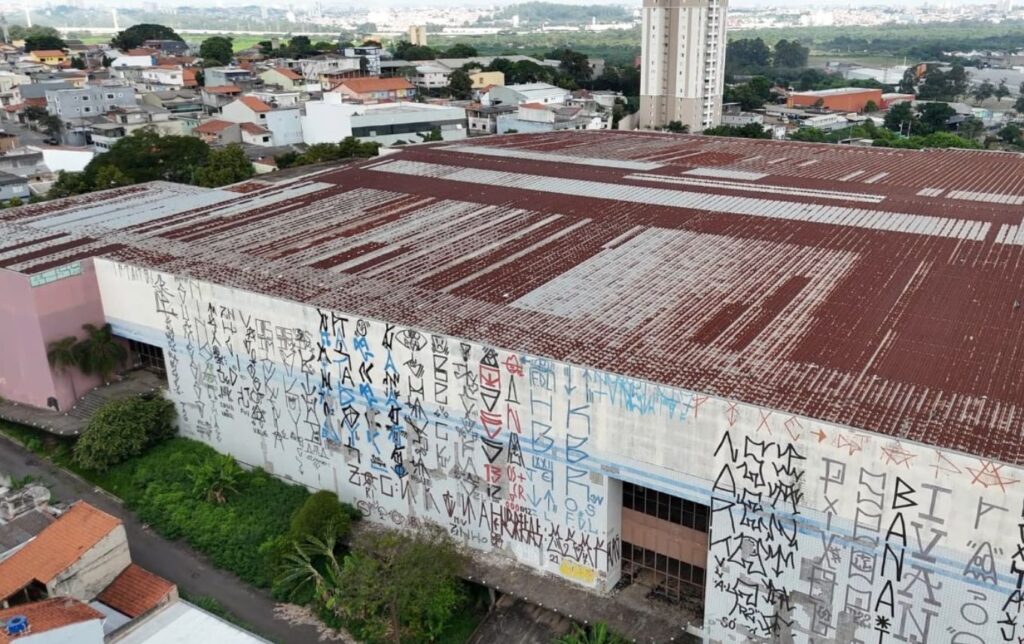 Detalhes do shopping abandonado da Vila Fátima, em Guarulhos