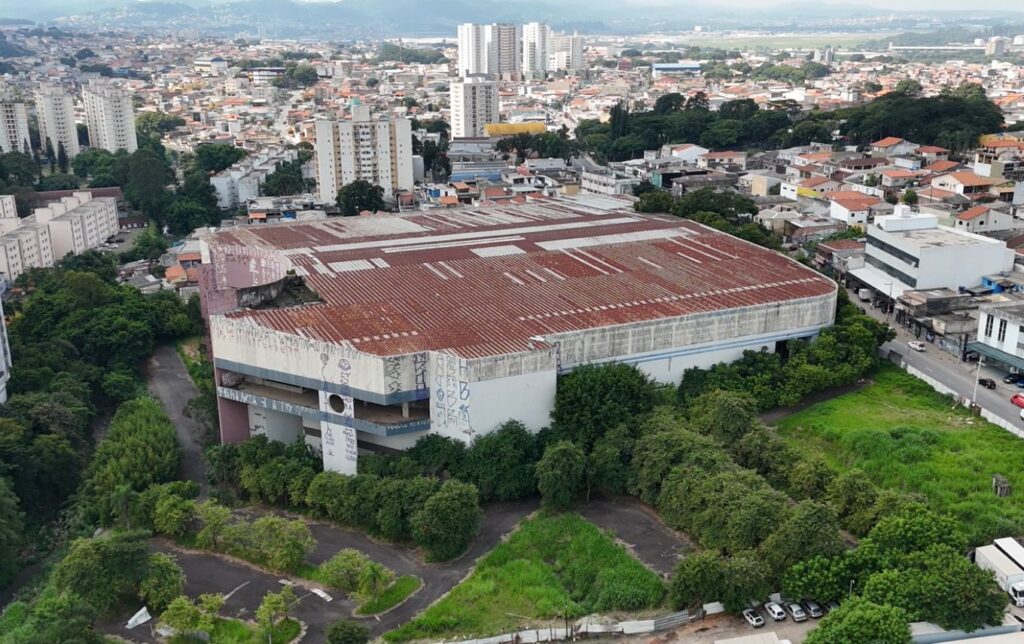 Imagem aérea do shopping abandonado de Guarulhos