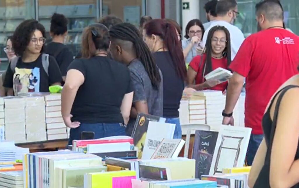 Pertinho de Guarulhos, evento da USP Leste oferece 50% de desconto em livros
