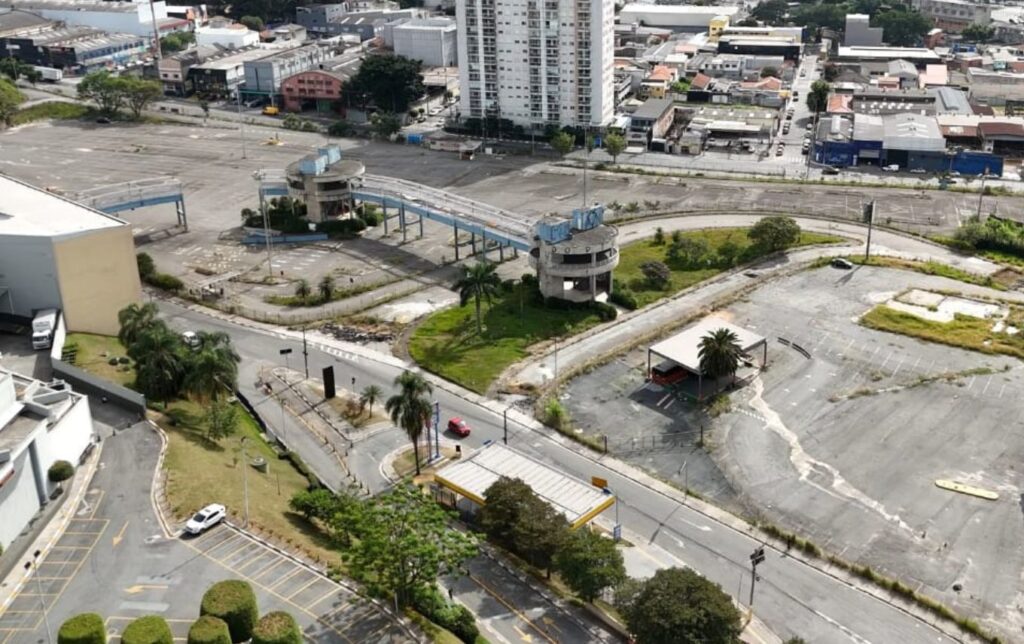 Metrô, venda ou abandono: Por que antigo estacionamento do Internacional está fechado?