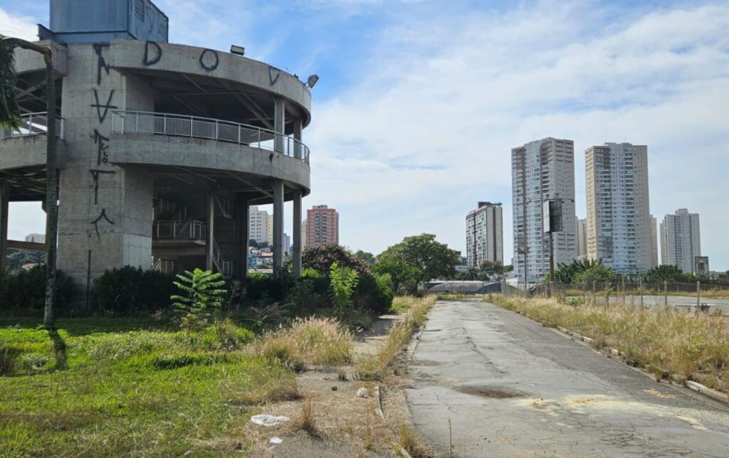 Antigo estacionamento do Internacional Shopping está abandonado