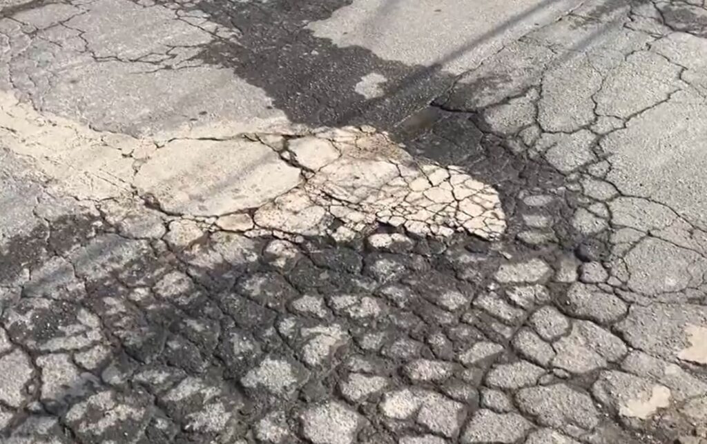 Asfalto de rua residencial, onde aumentou a circulação de caminhões