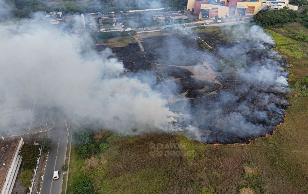 O fogo em terreno no bairro da Cecap, em Guarulhos