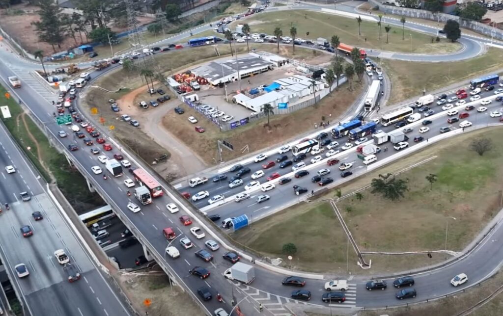 Trânsito no Trevo de Bonsucesso, que ficará em obras até o final de maio