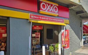 Assaltos, medo e acúmulo de funções: a longa jornada dos trabalhadores da Oxxo