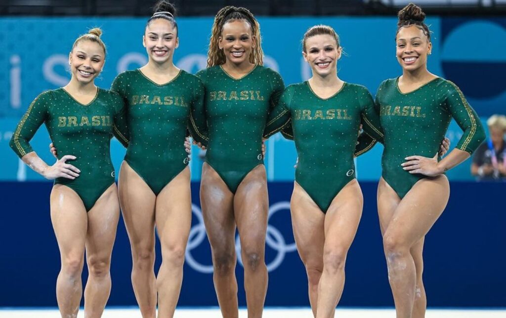 Rebeca Andrade e a equipe feminina da ginástica artística do Brasil em Paris-2024