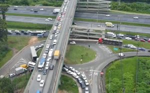 Trânsito caótico em Guarulhos prejudica moradores em diferentes bairros