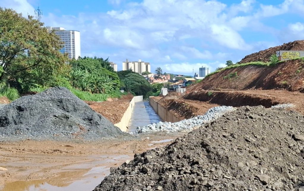 A ainda misteriosa obra em avenida ao lado do Bosque Maia