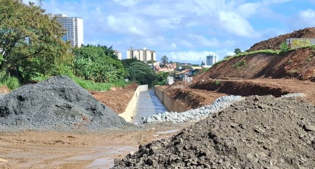 Obra na avenida Dona Rosa Maria da Conceição Barbosa