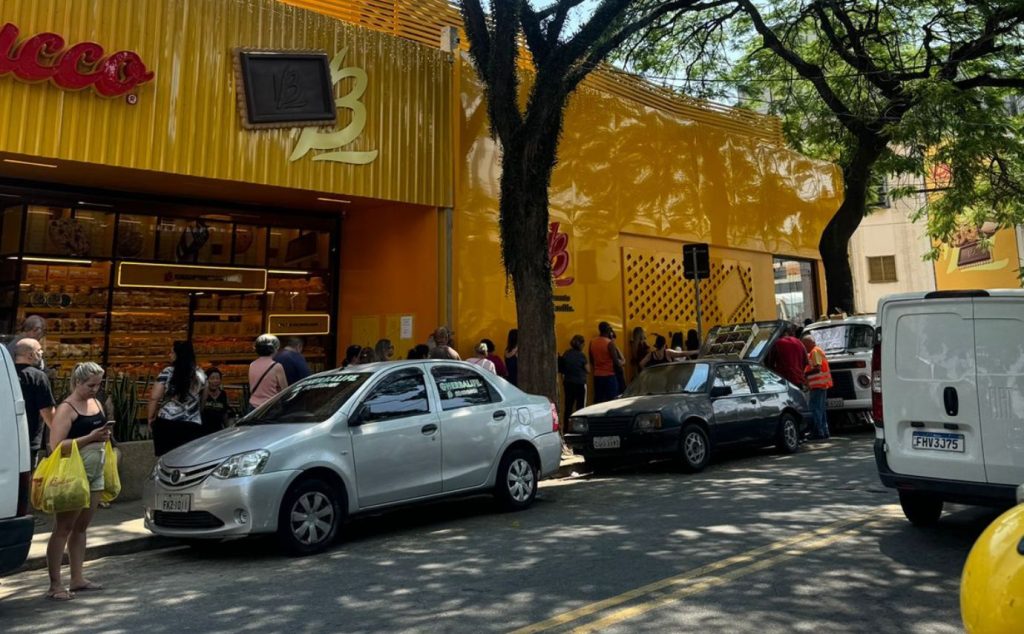 As enormes filas na loja de fábrica da Bauducco em Guarulhos