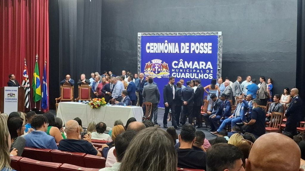 Vereadores tomam posse e elegem Martello novo presidente da Câmara