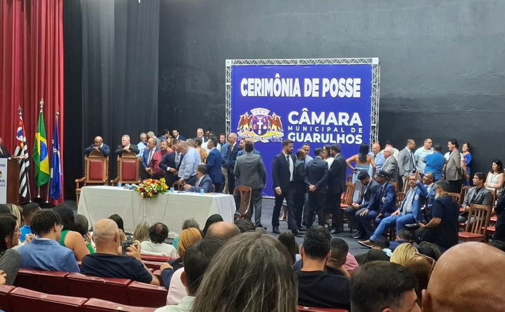 Vereadores tomam posse e elegem Martello novo presidente da Câmara