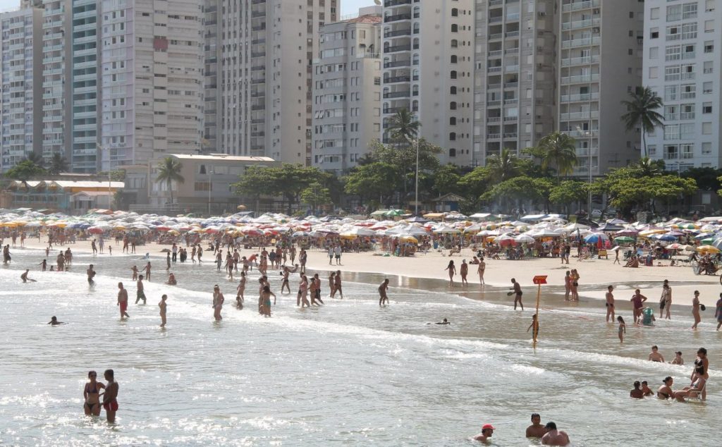 Litoral paulista tem 38 praias impróprias para banho; Guarujá registra surto de virose