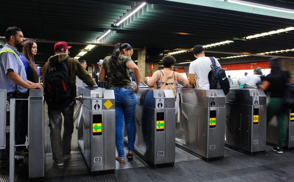 Aos poucos, Metrô de SP reduz horário de funcionamento das bilheterias