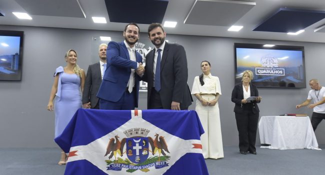 Prefeito Lucas Sanches ao lado do secretário de Governo de Guarulhos, Santiago