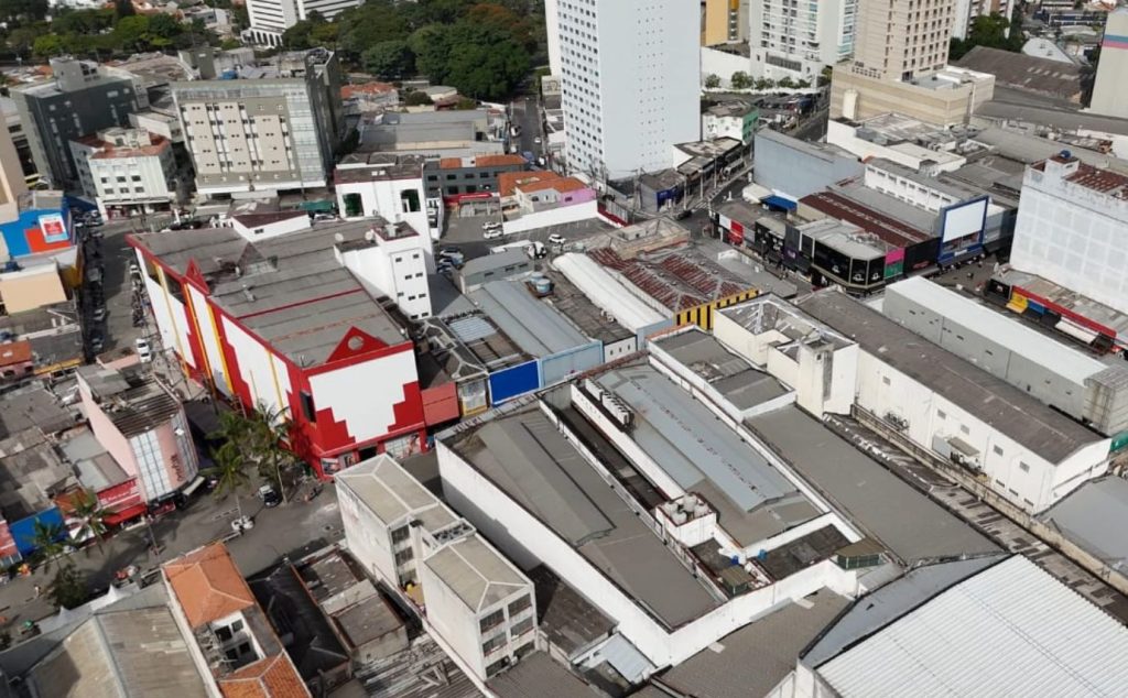 Sem luz, parte da região central de Guarulhos ainda sofre reflexos do temporal