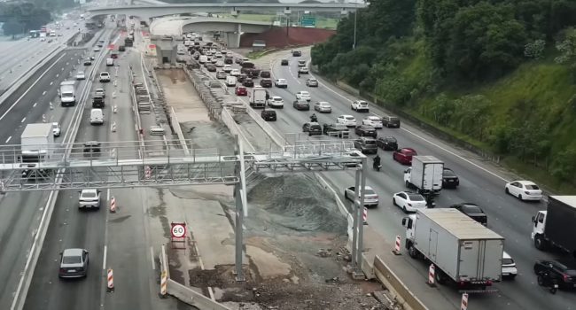 Pórticos de cobrança de pedágio free flow instalados na Via Dutra, em Guarulhos