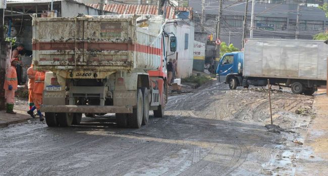 Trabalho de limpeza de ruas em Guarulhos após as chuvas que atingiram a cidade