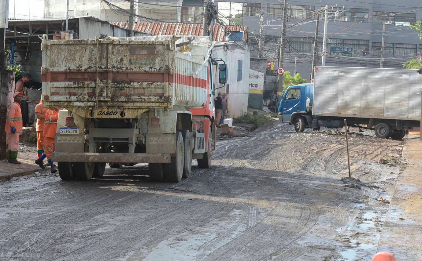 Após o temporal, o trabalho para limpar as ruas de Guarulhos que viraram rio