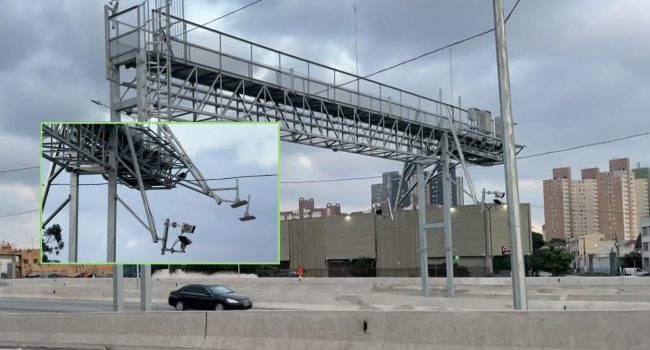 Pórtico de cobrança do sistema free flow, que vai começar a funcionar em Guarulhos