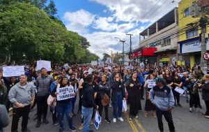 Servidores públicos municipais mantêm greve contra reajuste de 2% nos salários