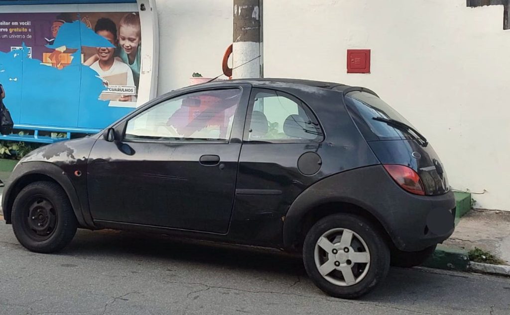 Ford Ka com R$ 332 mil em multas é apreendido após estacionar em local proibido em Guarulhos