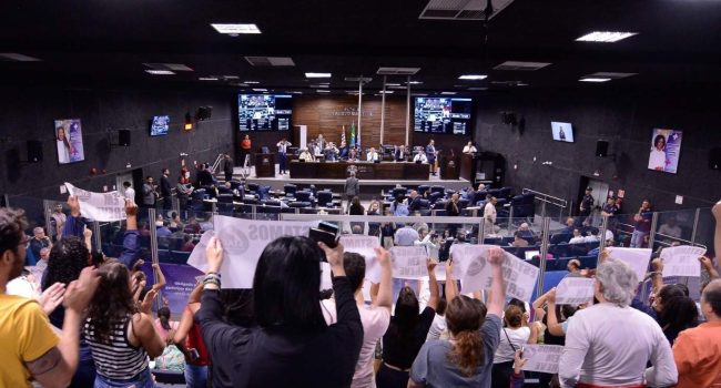 Servidores na Câmara Municipal de Guarulhos protestam contra reajuste de salários