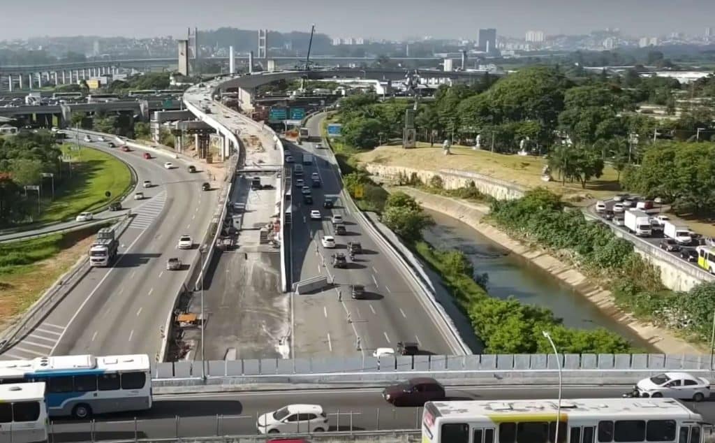 Obra na Dutra com a Hélio Smidt altera trânsito para quem vai ao Aeroporto de Guarulhos