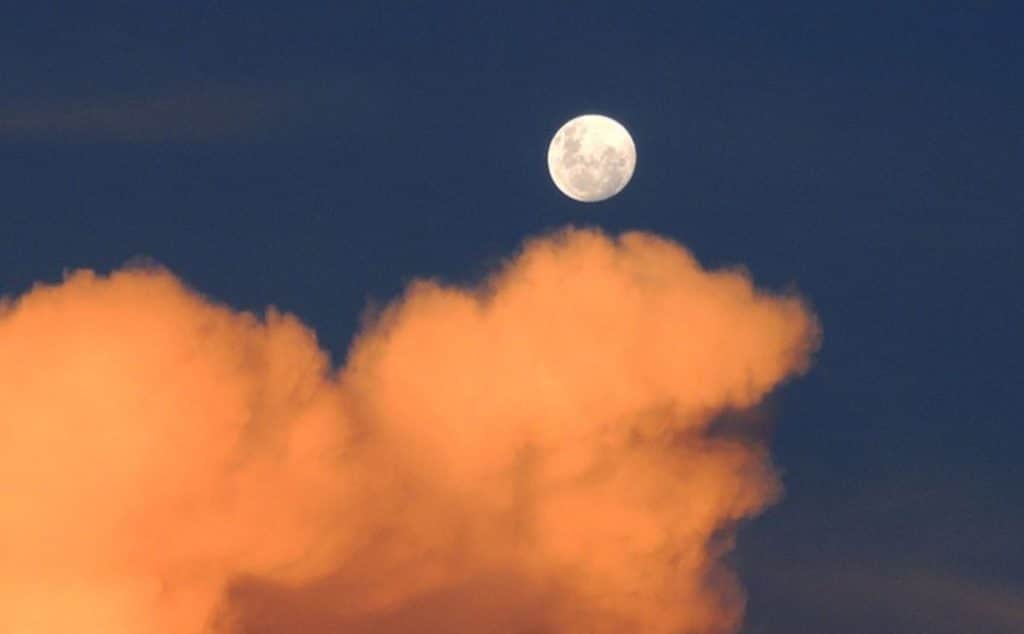 O que significa Lua Cheia de Morango e qual o melhor horário para vê-la em Guarulhos