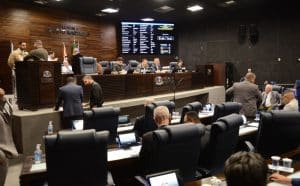 De IPTU congelado a aumento de impostos para empresas: entenda o que foi aprovado em Guarulhos