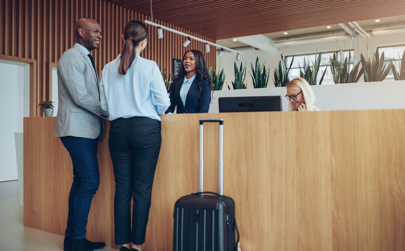Curso gratuito para recepcionista de hotéis do GRU Convention encaminha para vagas de emprego